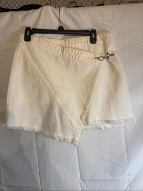 BLANkNYC Skirt asymmetrical with front lock in a size 28.
